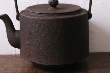 アンティーク雑貨　昭和初期　南部鉄器　天祐堂　梅の図　古い鉄瓶(鉄ビン、茶道具)(R-041132)