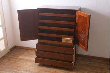 中古　国産　工芸家具　高級品　総無垢材　桐材・桑材　衣装盆付き　品のある佇まいが魅力の衣装箪笥(和タンス、洋服タンス、桐箪笥、桐たんす)(R-041135)