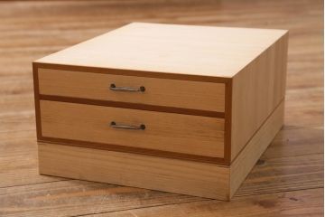 中古　国産　工芸家具　高級品　総無垢材　桐材・桑材　衣装盆付き　品のある佇まいが魅力の衣装箪笥(和タンス、洋服タンス、桐箪笥、桐たんす)(R-041135)