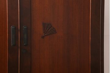 中古　国産　工芸家具　高級品　総無垢材　桐材・桑材　衣装盆付き　品のある佇まいが魅力の衣装箪笥(和タンス、洋服タンス、桐箪笥、桐たんす)(R-041135)