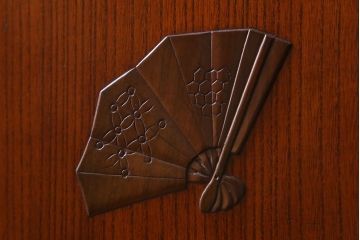 中古　国産　工芸家具　高級品　総無垢材　桐材・桑材　衣装盆付き　品のある佇まいが魅力の衣装箪笥(和タンス、洋服タンス、桐箪笥、桐たんす)(R-041135)