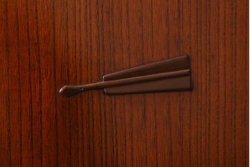 中古　国産　工芸家具　高級品　総無垢材　桐材・桑材　衣装盆付き　品のある佇まいが魅力の衣装箪笥(和タンス、洋服タンス、桐箪笥、桐たんす)(R-041135)