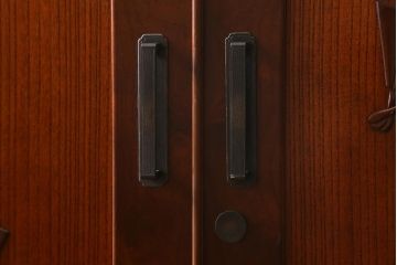 中古　国産　工芸家具　高級品　総無垢材　桐材・桑材　衣装盆付き　品のある佇まいが魅力の衣装箪笥(和タンス、洋服タンス、桐箪笥、桐たんす)(R-041135)