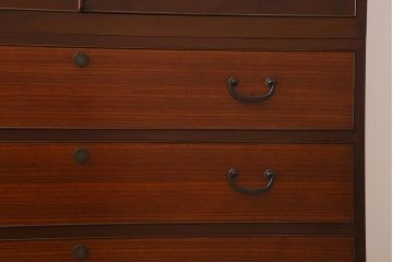 中古　国産　工芸家具　高級品　総無垢材　桐材・桑材　衣装盆付き　品のある佇まいが魅力の衣装箪笥(和タンス、洋服タンス、桐箪笥、桐たんす)(R-041135)