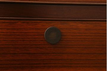 中古　国産　工芸家具　高級品　総無垢材　桐材・桑材　衣装盆付き　品のある佇まいが魅力の衣装箪笥(和タンス、洋服タンス、桐箪笥、桐たんす)(R-041135)