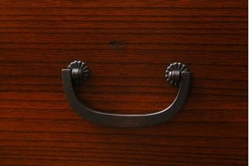 中古　国産　工芸家具　高級品　総無垢材　桐材・桑材　衣装盆付き　品のある佇まいが魅力の衣装箪笥(和タンス、洋服タンス、桐箪笥、桐たんす)(R-041135)