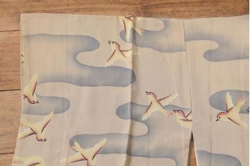 アンティーク着物　霞に鳥　錦紗縮緬襦袢(古布着物)(R-041145)