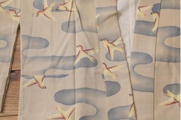 アンティーク着物　霞に鳥　錦紗縮緬襦袢(古布着物)(R-041145)