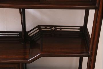中古　国産　指物家具　三代孝幸作　紫檀(シタン)　漆塗り　職人こだわりの上質な飾り棚(茶棚、収納棚、違い棚)(R-041153)