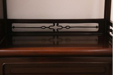 中古　国産　指物家具　三代孝幸作　紫檀(シタン)　漆塗り　職人こだわりの上質な飾り棚(茶棚、収納棚、違い棚)(R-041153)