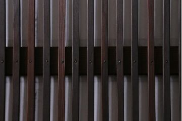 アンティーク建具　昭和中期　結霜・ダイヤガラス入り　裏障子付き　レトロモダンな雰囲気が魅力の格子戸2枚セット(引き戸、ガラス帯戸)(R-041165)