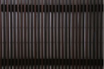 アンティーク建具　昭和中期　結霜・ダイヤガラス入り　裏障子付き　レトロモダンな雰囲気が魅力の格子戸2枚セット(引き戸、ガラス帯戸)(R-041165)