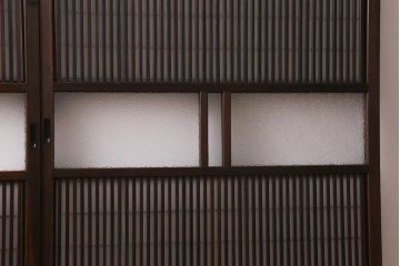 アンティーク建具　昭和中期　結霜・ダイヤガラス入り　裏障子付き　レトロモダンな雰囲気が魅力の格子戸2枚セット(引き戸、ガラス帯戸)(R-041165)