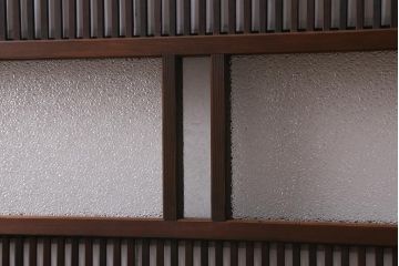 アンティーク建具　昭和中期　結霜・ダイヤガラス入り　裏障子付き　レトロモダンな雰囲気が魅力の格子戸2枚セット(引き戸、ガラス帯戸)(R-041165)