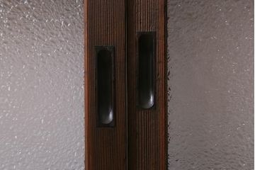 アンティーク建具　昭和中期　結霜・ダイヤガラス入り　裏障子付き　レトロモダンな雰囲気が魅力の格子戸2枚セット(引き戸、ガラス帯戸)(R-041165)
