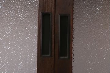 アンティーク建具　昭和中期　結霜・ダイヤガラス入り　裏障子付き　レトロモダンな雰囲気が魅力の格子戸2枚セット(引き戸、ガラス帯戸)(R-041165)