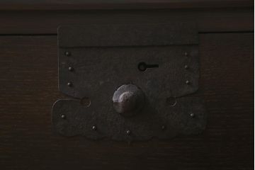 ラフジュ工房オリジナル　古金具リメイク　前板栗材　ヒノキ材　フラップダウン扉が使いやすい脚付きコーナーテレビ台(キャビネット、テレビボード、収納棚)(R-041171)