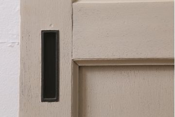 アンティーク建具　昭和中期　ナチュラルテイストにおすすめのホワイトペイントの板戸1枚(引き戸)(R-041173)