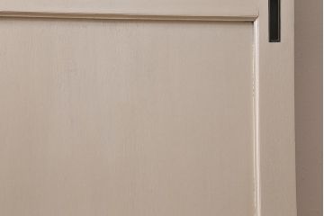 アンティーク建具　昭和中期　ナチュラルテイストにおすすめのホワイトペイントの板戸1枚(引き戸)(R-041173)