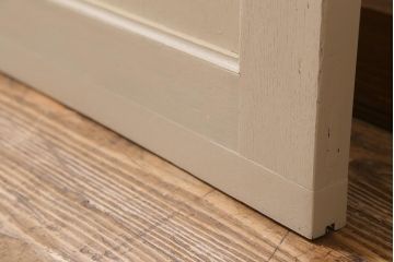 アンティーク建具　昭和中期　ナチュラルテイストにおすすめのホワイトペイントの板戸1枚(引き戸)(R-041173)