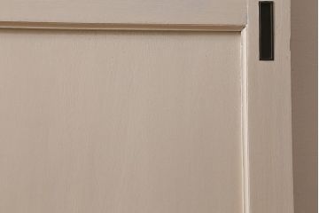 アンティーク建具　昭和中期　ナチュラルテイストにおすすめのホワイトペイントの板戸1枚(引き戸)(R-041173)