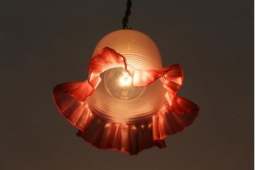 アンティーク照明　イギリスアンティーク　フリルがかわいらしいクランベリーシェードのペンダントライト(天井照明、吊り下げ照明)(R-041180)