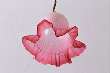 アンティーク照明　イギリスアンティーク　フリルがかわいらしいクランベリーシェードのペンダントライト(天井照明、吊り下げ照明)(R-041180)