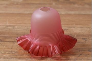 アンティーク照明　イギリスアンティーク　フリルがかわいらしいクランベリーシェードのペンダントライト(天井照明、吊り下げ照明)(R-041180)