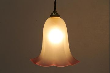 ヴィンテージ照明　イギリスビンテージ　ピンクの縁が愛らしいペンダントライト(天井照明、シェード、吊り下げ照明)(R-041181)