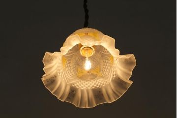 ヴィンテージ照明　イギリスビンテージ　エンボスがおしゃれなフリルシェードのペンダントライト(天井照明、シェード、吊り下げ照明)(R-04182)