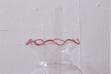 アンティーク雑貨　明治大正　グラビュール(グラヴュール)　金魚鉢型　チューリップ型　赤縁　フリルガラスのオイルランプ(洋燈、台ランプ)(R-041183)