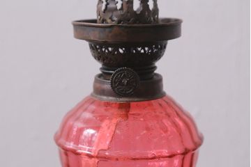 アンティーク雑貨　明治大正　グラビュール(グラヴュール)　金魚鉢型　チューリップ型　赤縁　フリルガラスのオイルランプ(洋燈、台ランプ)(R-041183)