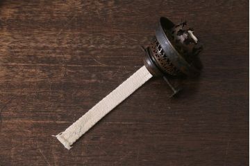 アンティーク雑貨　明治大正　グラビュール(グラヴュール)　金魚鉢型　チューリップ型　赤縁　フリルガラスのオイルランプ(洋燈、台ランプ)(R-041183)