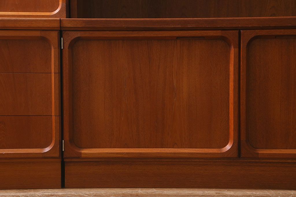 ヴィンテージ家具　日田工芸　チーク材　北欧風のデザインが素敵な大型キャビネット(リビングボード、収納棚、飾り棚、ビンテージ)(R-041193)