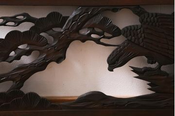 アンティーク建具　和製アンティーク　昭和中期　松に鷹　迫力ある彫りが見事な彫刻欄間(明かり取り、明り取り、建具)(R-041198)