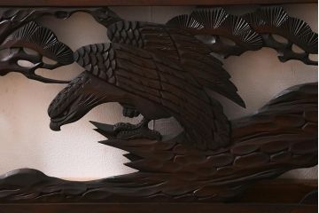 アンティーク建具　和製アンティーク　昭和中期　松に鷹　迫力ある彫りが見事な彫刻欄間(明かり取り、明り取り、建具)(R-041198)