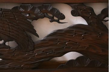 アンティーク建具　和製アンティーク　昭和中期　松に鷹　迫力ある彫りが見事な彫刻欄間(明かり取り、明り取り、建具)(R-041198)