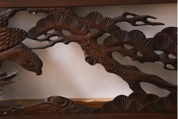 アンティーク建具　和製アンティーク　昭和中期　松に鷹　迫力ある彫りが見事な彫刻欄間(明かり取り、明り取り、建具)(R-041198)