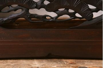 アンティーク建具　和製アンティーク　昭和中期　松に鷹　迫力ある彫りが見事な彫刻欄間(明かり取り、明り取り、建具)(R-041199)