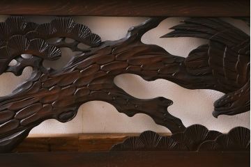 アンティーク建具　和製アンティーク　昭和中期　松に鷹　迫力ある彫りが見事な彫刻欄間(明かり取り、明り取り、建具)(R-041199)