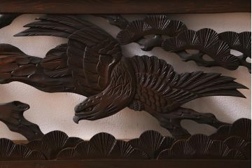 アンティーク建具　和製アンティーク　昭和中期　松に鷹　迫力ある彫りが見事な彫刻欄間(明かり取り、明り取り、建具)(R-041199)