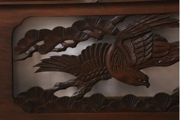 アンティーク建具　和製アンティーク　昭和中期　松に鷹　迫力ある彫りが見事な彫刻欄間(明かり取り、明り取り、建具)(R-041199)
