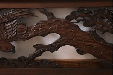 アンティーク建具　和製アンティーク　昭和中期　松に鷹　迫力ある彫りが見事な彫刻欄間(明かり取り、明り取り、建具)(R-041199)