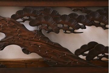 アンティーク建具　和製アンティーク　昭和中期　松に鷹　迫力ある彫りが見事な彫刻欄間(明かり取り、明り取り、建具)(R-041199)