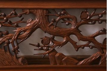 ビンテージ建具　竹梅図　力強く美しい深彫りの彫刻欄間(明かり取り、明り取り)(R-041203)