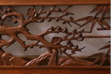 ビンテージ建具　竹梅図　力強く美しい深彫りの彫刻欄間(明かり取り、明り取り)(R-041203)