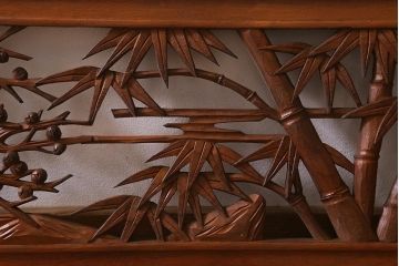 ビンテージ建具　竹梅図　力強く美しい深彫りの彫刻欄間(明かり取り、明り取り)(R-041203)