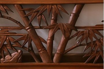 ビンテージ建具　竹梅図　力強く美しい深彫りの彫刻欄間(明かり取り、明り取り)(R-041203)