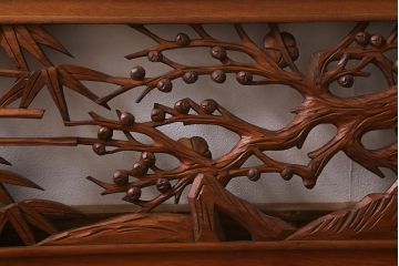 ビンテージ建具　竹梅図　力強く美しい深彫りの彫刻欄間(明かり取り、明り取り)(R-041203)