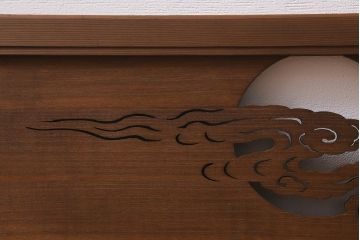 アンティーク建具　和製アンティーク　桐材製　月・雲・ススキ　透かし彫りの図柄が風情漂う欄間(明かり取り、明り取り)(R-041205)